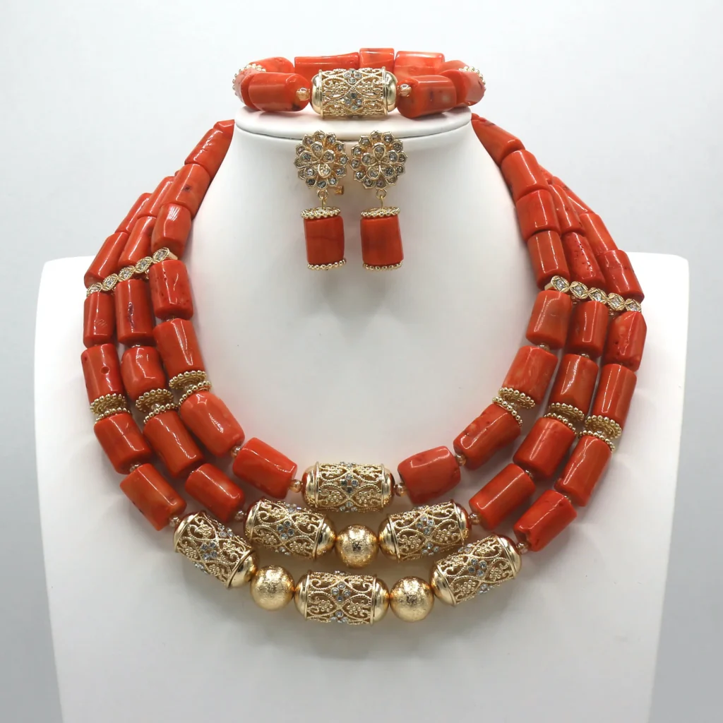 Parure Nuptiale Traditionnelle en Perles de Corail & Finitions Dorées